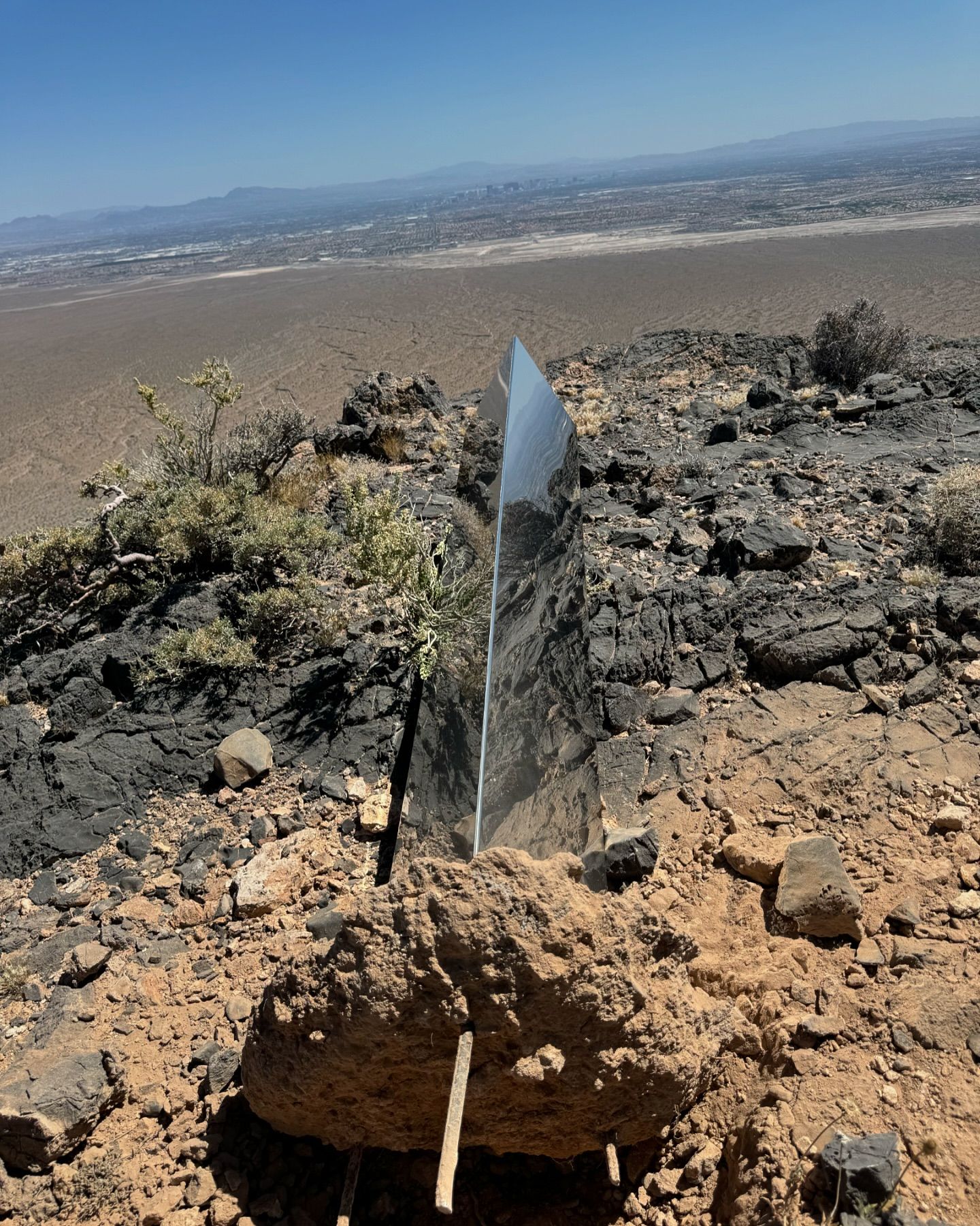 Моноліти повертаються? Загадкова плита з'явилася через 4 роки у новому місці